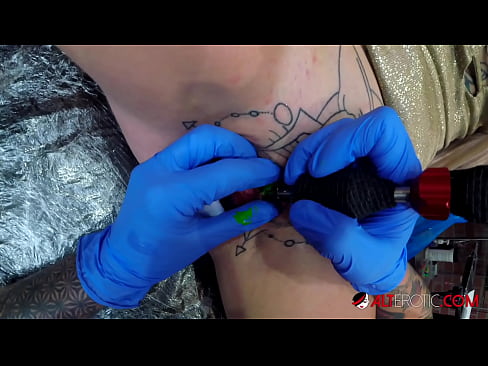 ❤️ Sully Savage-k izugarri tatuatu zuen klitorian tatuaje bat egin zuen Porno gurean eu.yespornpics.ru ❌❤